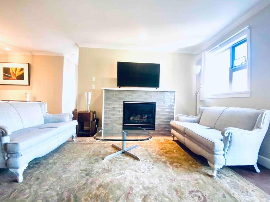 Amazing Location 2 Bedroom Minutes From Downtown Виктория Экстерьер фото
