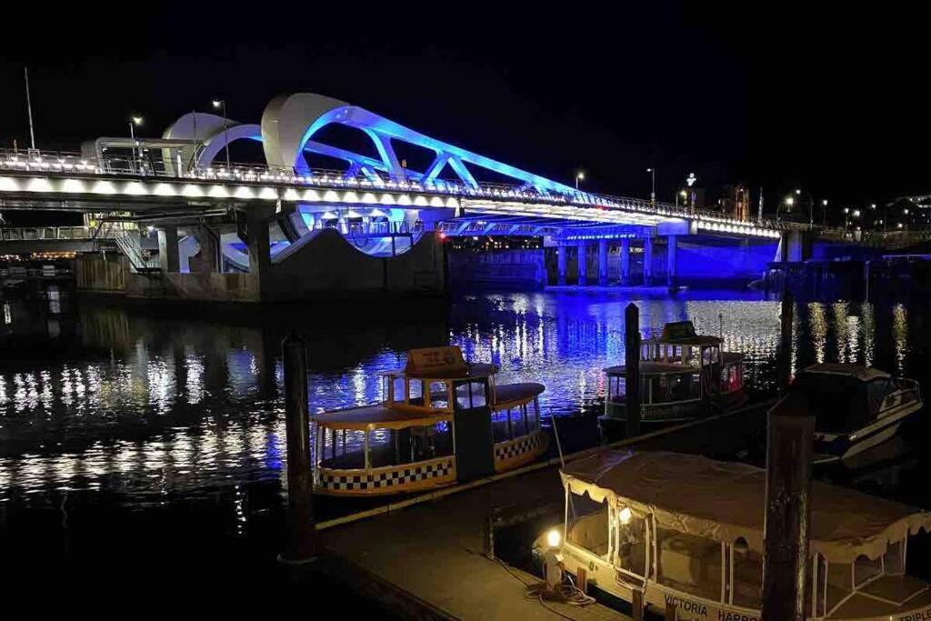 Amazing Location 2 Bedroom Minutes From Downtown Виктория Экстерьер фото