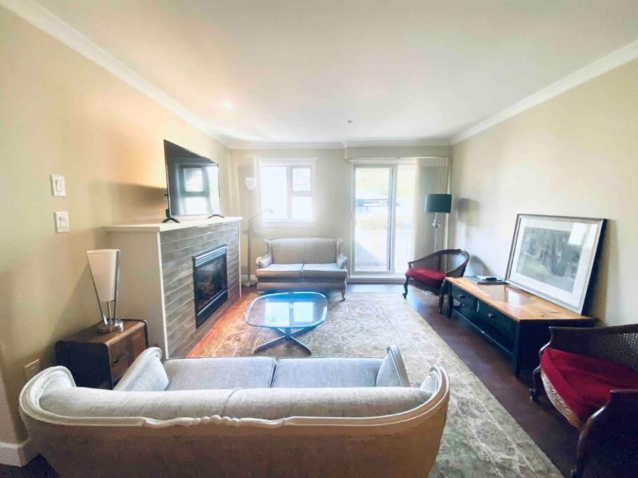 Amazing Location 2 Bedroom Minutes From Downtown Виктория Экстерьер фото