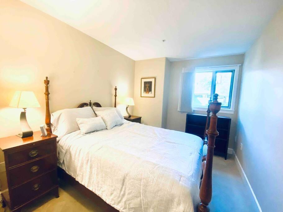 Amazing Location 2 Bedroom Minutes From Downtown Виктория Экстерьер фото
